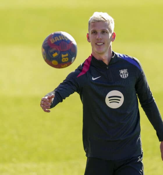 Dani Olmo durante el entrenamiento del primer equipo del FC Barcelona que celebró en el estadio Johan Cruyff con las puertas abiertas al publico. EFE/ Enric Fontcuberta