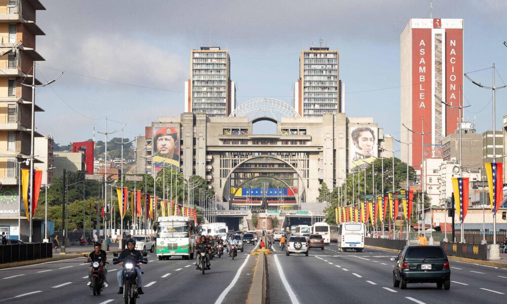 Fotografía de una avenida este lunes, en Caracas (Venezuela). EFE/ Ronald Peña R.