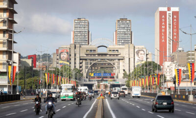 Fotografía de una avenida este lunes, en Caracas (Venezuela). EFE/ Ronald Peña R.