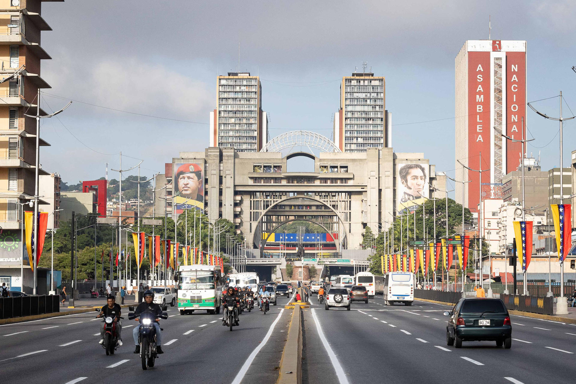 Fotografía de una avenida este lunes, en Caracas (Venezuela). EFE/ Ronald Peña R.