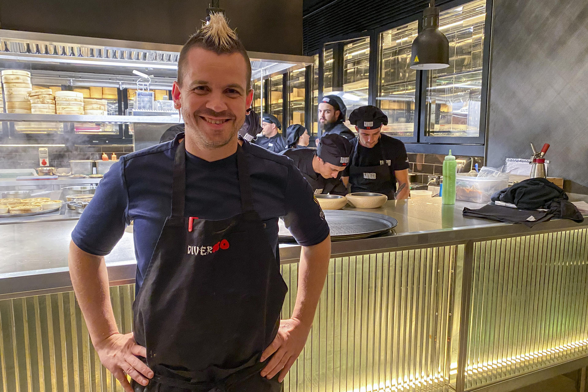 El cocinero vanguardista David Muñoz en su nuevo restaurante en Madrid (RavioXO). Archivo EFE/ Pilar Salas