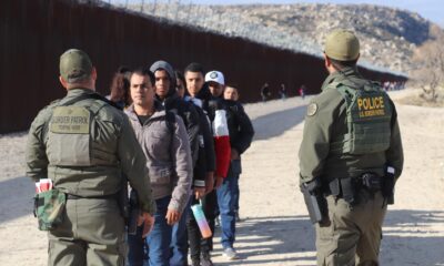 Unos agentes de la Patrulla Fronteriza estadounidense reciben a un grupo de migrantes, en el puesto fronterizo de Jacumba, a unas 75 millas (120 kilómetros) al este de San Diego, California (EEUU). Imagen de archivo. EFE/Manuel Ocaño