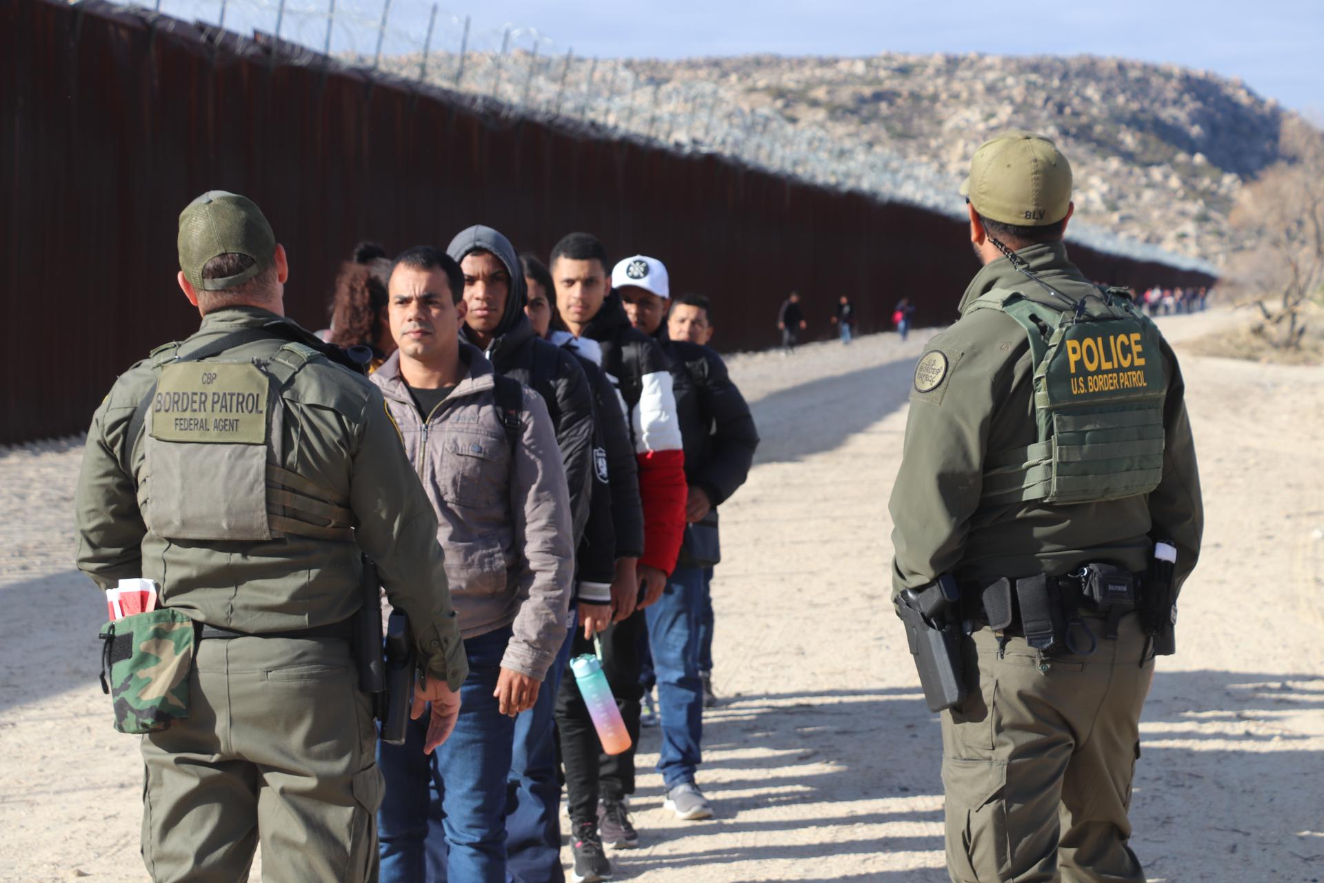 Unos agentes de la Patrulla Fronteriza estadounidense reciben a un grupo de migrantes, en el puesto fronterizo de Jacumba, a unas 75 millas (120 kilómetros) al este de San Diego, California (EEUU). Imagen de archivo. EFE/Manuel Ocaño