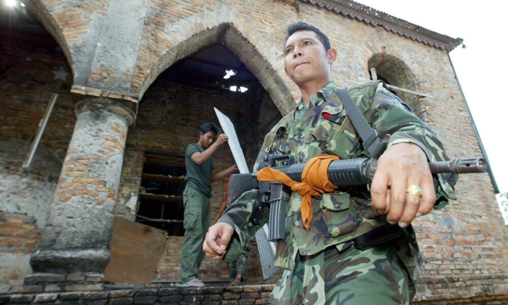 Foto de Archivo de un soldado tailandés frente a una mezquita en Pattani en 2004. EPA/VINAI DITHAJOHN