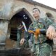 Foto de Archivo de un soldado tailandés frente a una mezquita en Pattani en 2004. EPA/VINAI DITHAJOHN