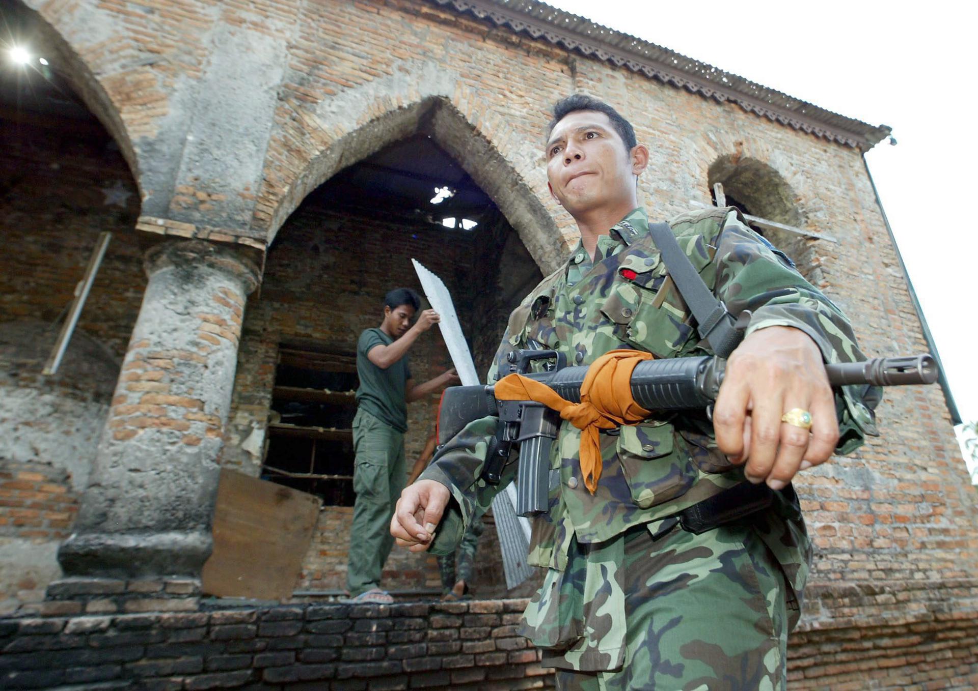 Foto de Archivo de un soldado tailandés frente a una mezquita en Pattani en 2004. EPA/VINAI DITHAJOHN