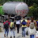 Fotografía de archivo del 16 de agosto de 2023 de personas caminando junto a un camión con la frase "FARC 33" en la Vereda Santa Rosa, en Catatumbo (Colombia). EFE/ Mario Caicedo