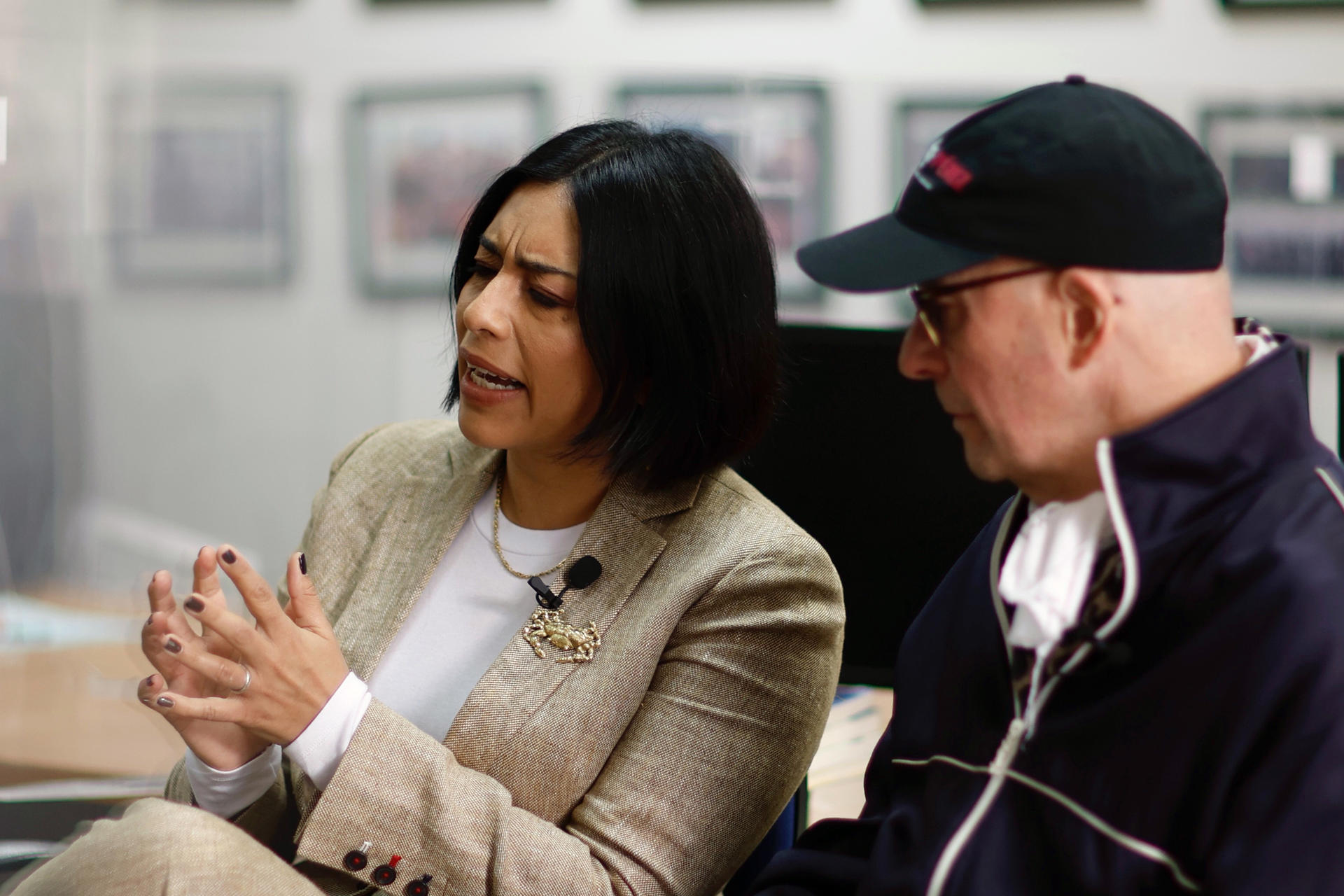 La actriz mexicana Adriana Paz (i) y el cineasta francés Jacques Audiard participan en una entrevista con EFE este miércoles, en Ciudad de México (México). EFE/Sáshenka Gutiérrez