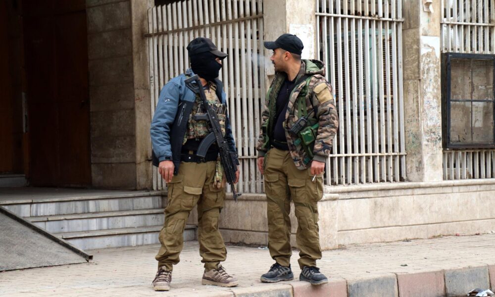 Combatientes de las Fuerzas Democráticas Sirias (SDF) se encuentran en la entrada de un cuartel general gubernamental después de haber tomado el control de la ciudad de al-Hasakah, en el noreste de Siria, 08 de diciembre de 2024. 
 EFE/EPA/AHMED MARDNLI