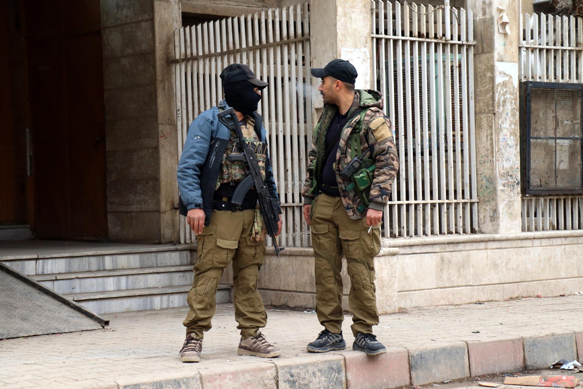 Combatientes de las Fuerzas Democráticas Sirias (SDF) se encuentran en la entrada de un cuartel general gubernamental después de haber tomado el control de la ciudad de al-Hasakah, en el noreste de Siria, 08 de diciembre de 2024. 
 EFE/EPA/AHMED MARDNLI