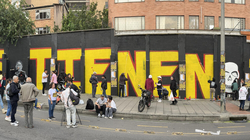 Fotografía panorámica de integrantes de colectivos artísticos pintando un grafiti en Bogotá (Colombia). EFE/ Carlos Ortega