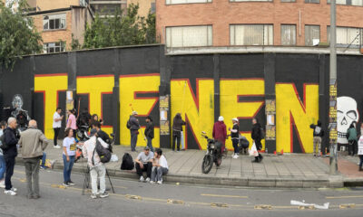 Fotografía panorámica de integrantes de colectivos artísticos pintando un grafiti en Bogotá (Colombia). EFE/ Carlos Ortega