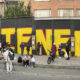 Fotografía panorámica de integrantes de colectivos artísticos pintando un grafiti en Bogotá (Colombia). EFE/ Carlos Ortega