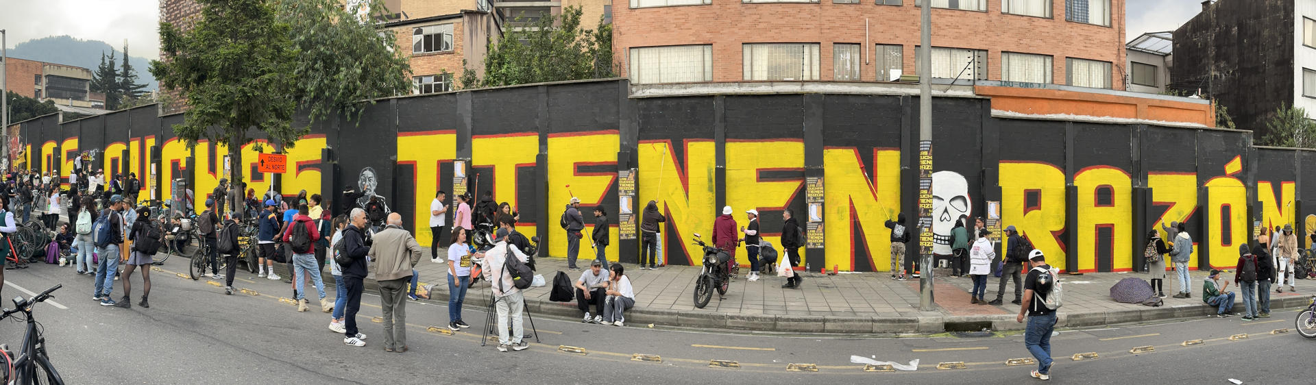 Fotografía panorámica de integrantes de colectivos artísticos pintando un grafiti en Bogotá (Colombia). EFE/ Carlos Ortega