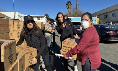 Fotografía cedida por el por Centro de Trabajadores Jornaleros de Pasadena donde aparece la actriz y productora Eva Longoria (i), cargando junto a unas voluntarias unas cajas de ayuda para los afectados por los incendios este miércoles, en Pasadena, California (Estados Unidos). EFE/ Centro de Trabajadores Jornaleros de Pasadena /SOLO USO EDITORIAL /NO VENTAS /SOLO DISPONIBLE PARA ILUSTRAR LA NOTICIA QUE ACOMPAÑA /CRÉDITO OBLIGATORIO