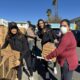 Fotografía cedida por el por Centro de Trabajadores Jornaleros de Pasadena donde aparece la actriz y productora Eva Longoria (i), cargando junto a unas voluntarias unas cajas de ayuda para los afectados por los incendios este miércoles, en Pasadena, California (Estados Unidos). EFE/ Centro de Trabajadores Jornaleros de Pasadena /SOLO USO EDITORIAL /NO VENTAS /SOLO DISPONIBLE PARA ILUSTRAR LA NOTICIA QUE ACOMPAÑA /CRÉDITO OBLIGATORIO