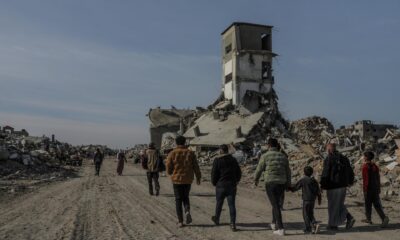 Desplazados palestinos regresan a sus hogares destruidos en Rafah en el primer día de alto el fuego en Gaza. Los gazatíes recibieron este domingo con alegría, pero también con recelo y sufrimiento, el primer día del alto el fuego entre Israel y Hamás, que entró en vigor esta mañana tras un retraso de casi tres horas. EFE/EPA/MOHAMMED SABER