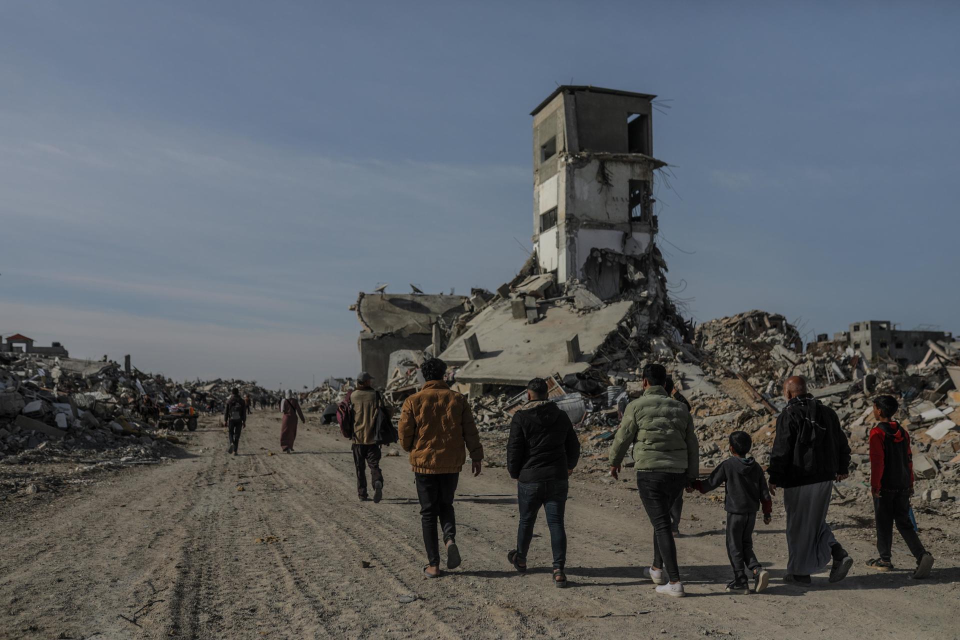 Desplazados palestinos regresan a sus hogares destruidos en Rafah en el primer día de alto el fuego en Gaza. Los gazatíes recibieron este domingo con alegría, pero también con recelo y sufrimiento, el primer día del alto el fuego entre Israel y Hamás, que entró en vigor esta mañana tras un retraso de casi tres horas. EFE/EPA/MOHAMMED SABER