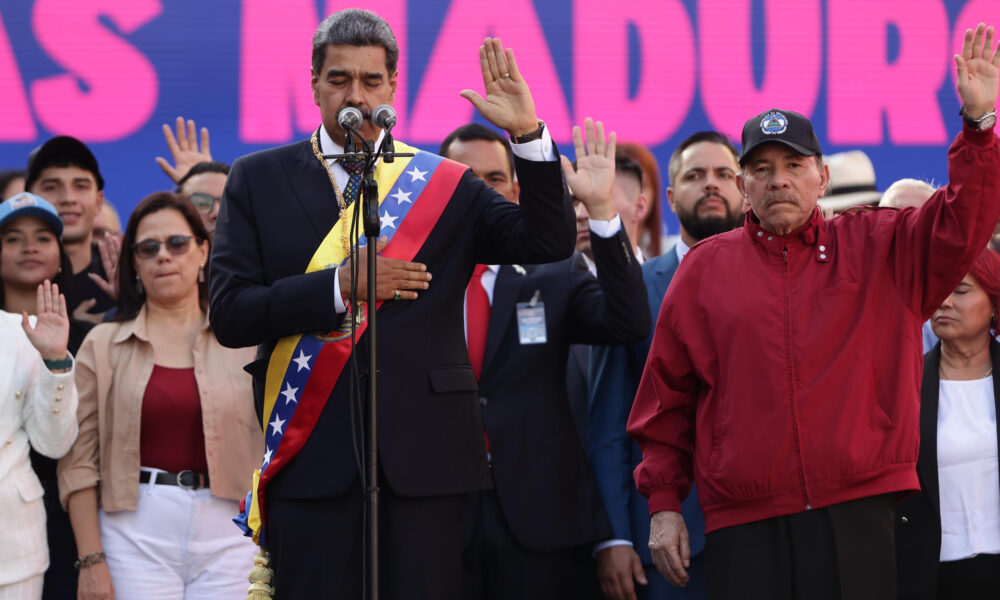 El líder chavista Nicolás Maduro (c) participa en un acto público en Caracas (Venezuela). EFE/ Ronald Peña R.