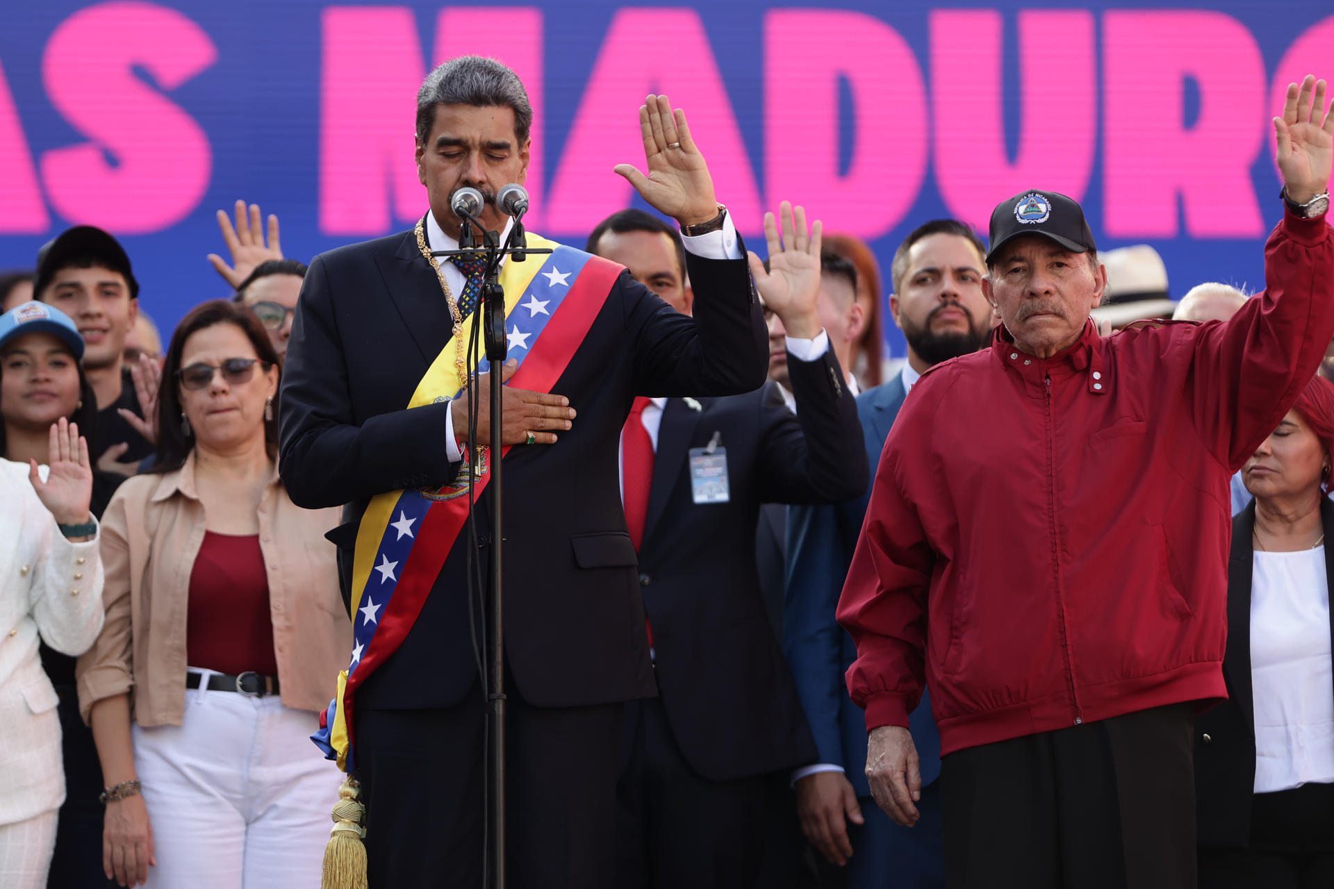 El líder chavista Nicolás Maduro (c) participa en un acto público en Caracas (Venezuela). EFE/ Ronald Peña R.