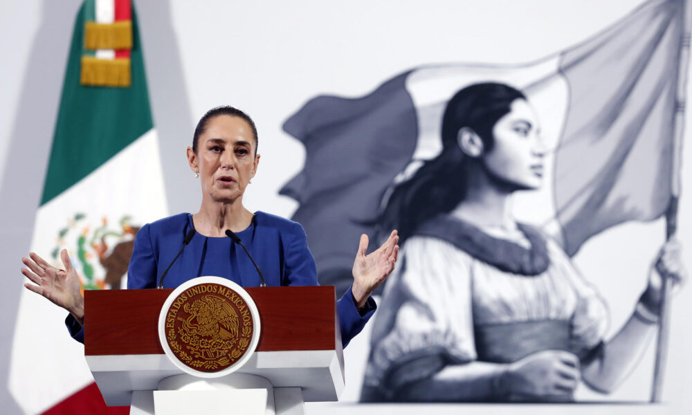 La presidenta de México, Claudia Sheinbaum, habla durante una rueda de prensa este viernes, en el Palacio Nacional de la Ciudad de México (México). EFE/ Mario Guzmán