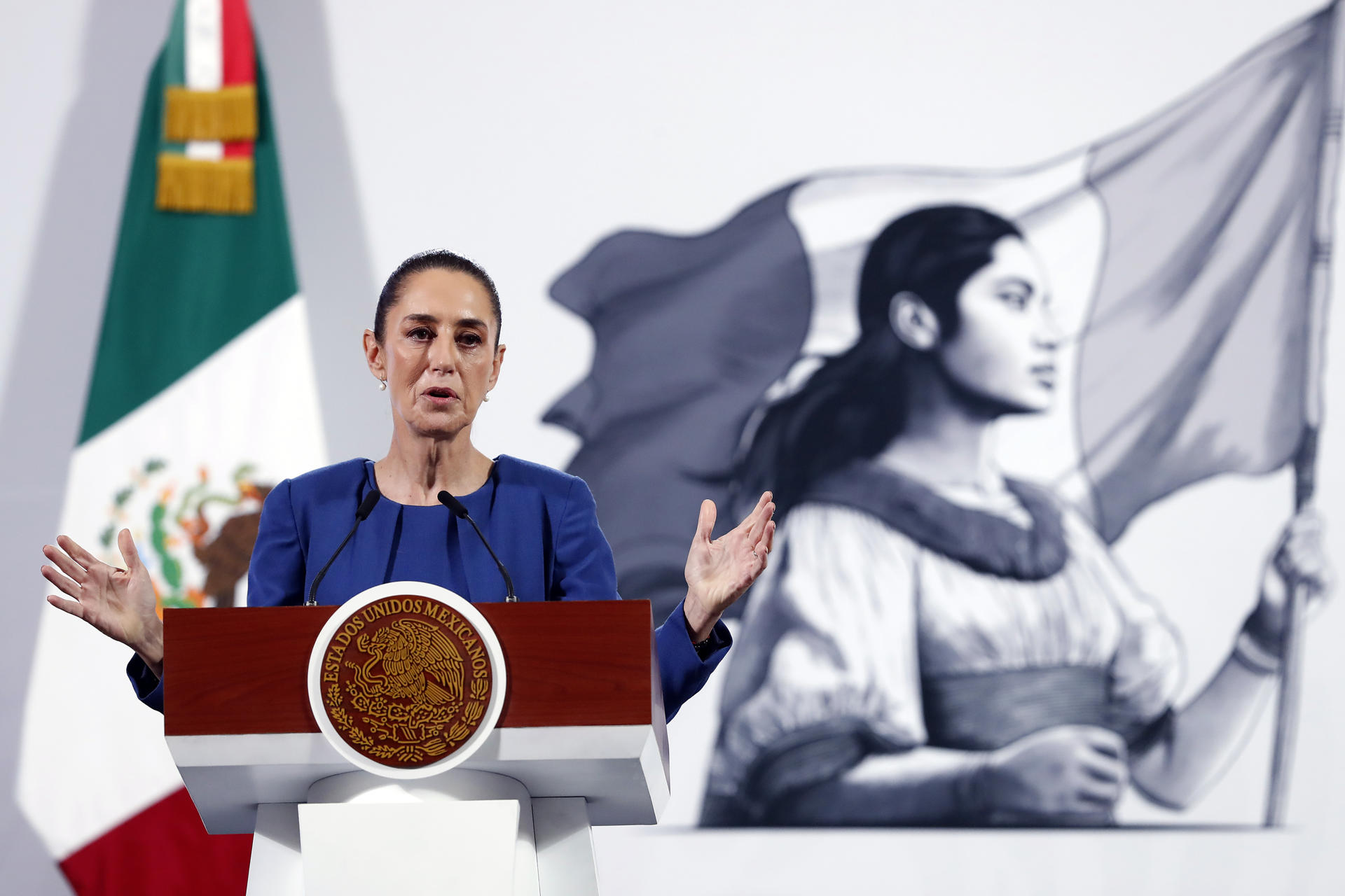 La presidenta de México, Claudia Sheinbaum, habla durante una rueda de prensa este viernes, en el Palacio Nacional de la Ciudad de México (México). EFE/ Mario Guzmán