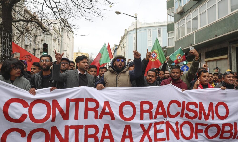 Participantes en una manifestación contra el racismo y la xenofobia organizada este sábado en Lisboa.EFE/EPA/Tiago Petinga