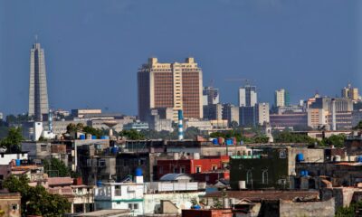 Fotografía de archivo de la vista del obelisco de la Plaza de la Revolución (i) y del edificio sede del Ministerio de las Fuerzas Armadas Revolucionarias (MINFAR) en La Habana (Cuba). EFE/Yander Zamora