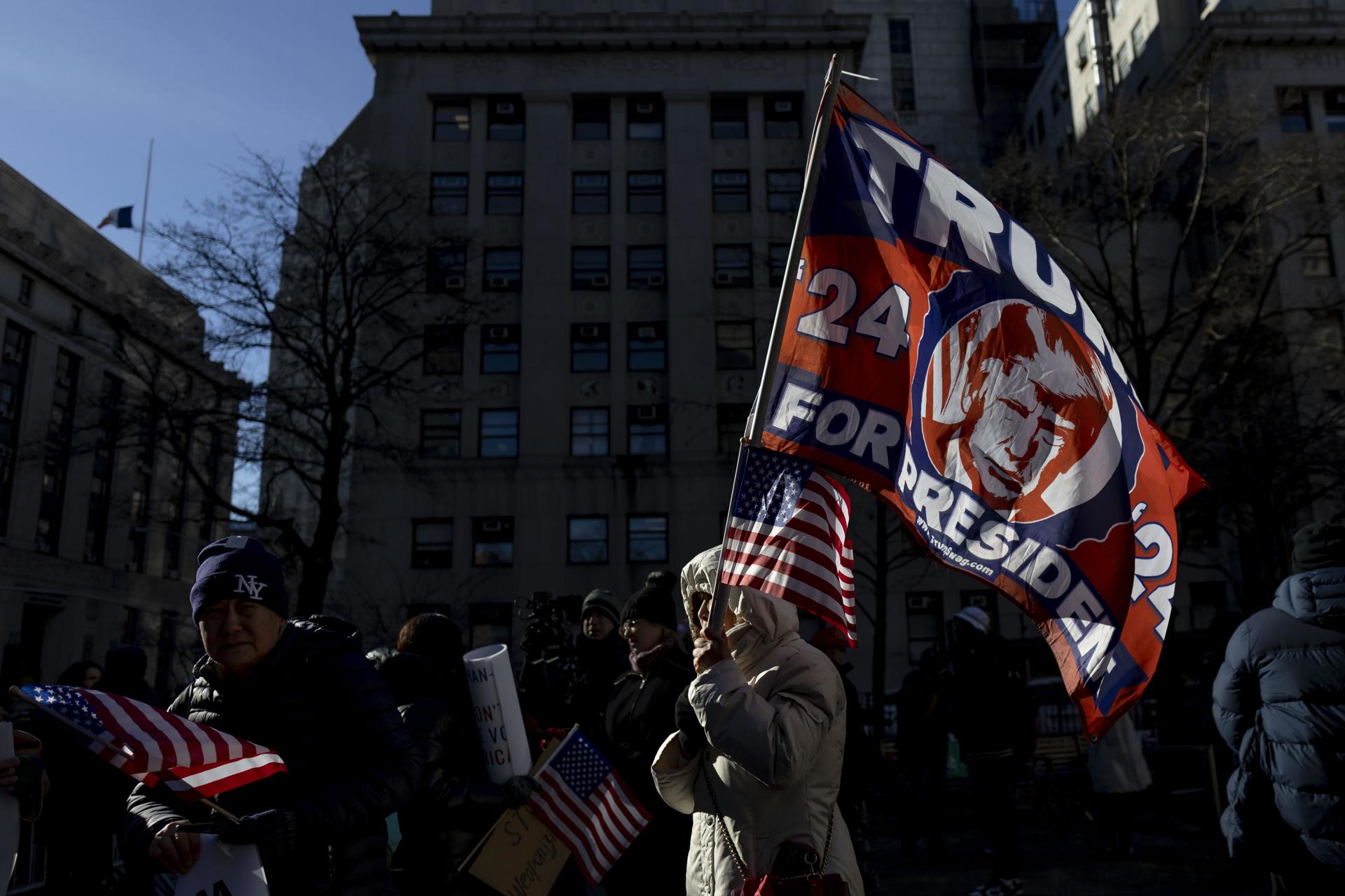 Fotografía de archivo del 10 de enero del 2025 de partidarios del presidente electo de los Estados Unidos, Donald Trump, en Nueva York (Estados Unidos). EFE/EPA/JUSTIN LANE