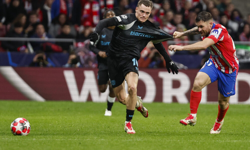 El centrocampista del Bayer Leverkusen Florian Wirtz (i) disputa un balón con el defensa del Atlético de Madrid Javi Galán (d) durante el encuentro correspondiente a la fase regular de la Liga de Campeones que disputaron Atlético de Madrid y Bayer Leverkusen en el estadio Metropolitano, en Madrid. EFE/ Sergio Pérez