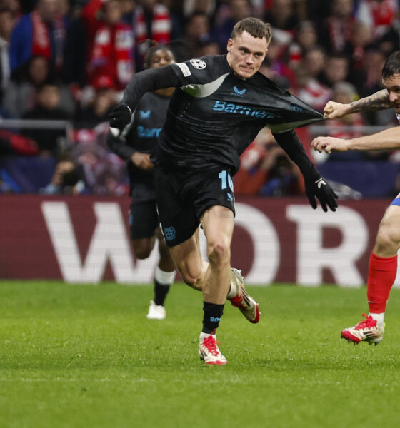 El centrocampista del Bayer Leverkusen Florian Wirtz (i) disputa un balón con el defensa del Atlético de Madrid Javi Galán (d) durante el encuentro correspondiente a la fase regular de la Liga de Campeones que disputaron Atlético de Madrid y Bayer Leverkusen en el estadio Metropolitano, en Madrid. EFE/ Sergio Pérez