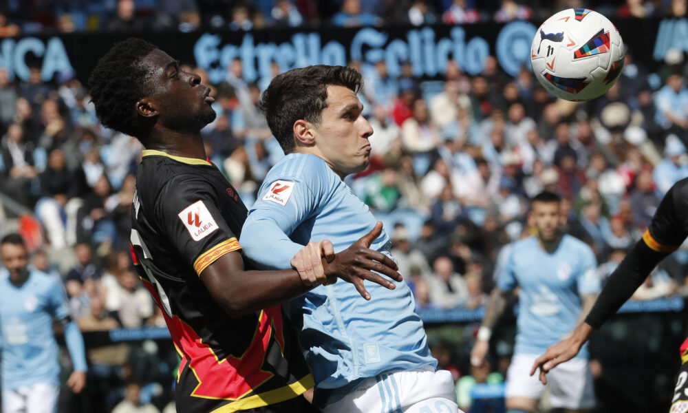 El jugador griego del Celta de Vigo Anastasios Douvikas (d) disputa un balón ante el jugador del Rayo Vallecano Abdul Mumin en el estadio Balaidos de Vigo en foto de archivo de Salvador Sas. EFE