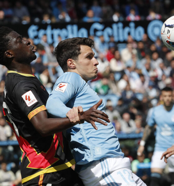 El jugador griego del Celta de Vigo Anastasios Douvikas (d) disputa un balón ante el jugador del Rayo Vallecano Abdul Mumin en el estadio Balaidos de Vigo en foto de archivo de Salvador Sas. EFE