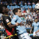 El jugador griego del Celta de Vigo Anastasios Douvikas (d) disputa un balón ante el jugador del Rayo Vallecano Abdul Mumin en el estadio Balaidos de Vigo en foto de archivo de Salvador Sas. EFE