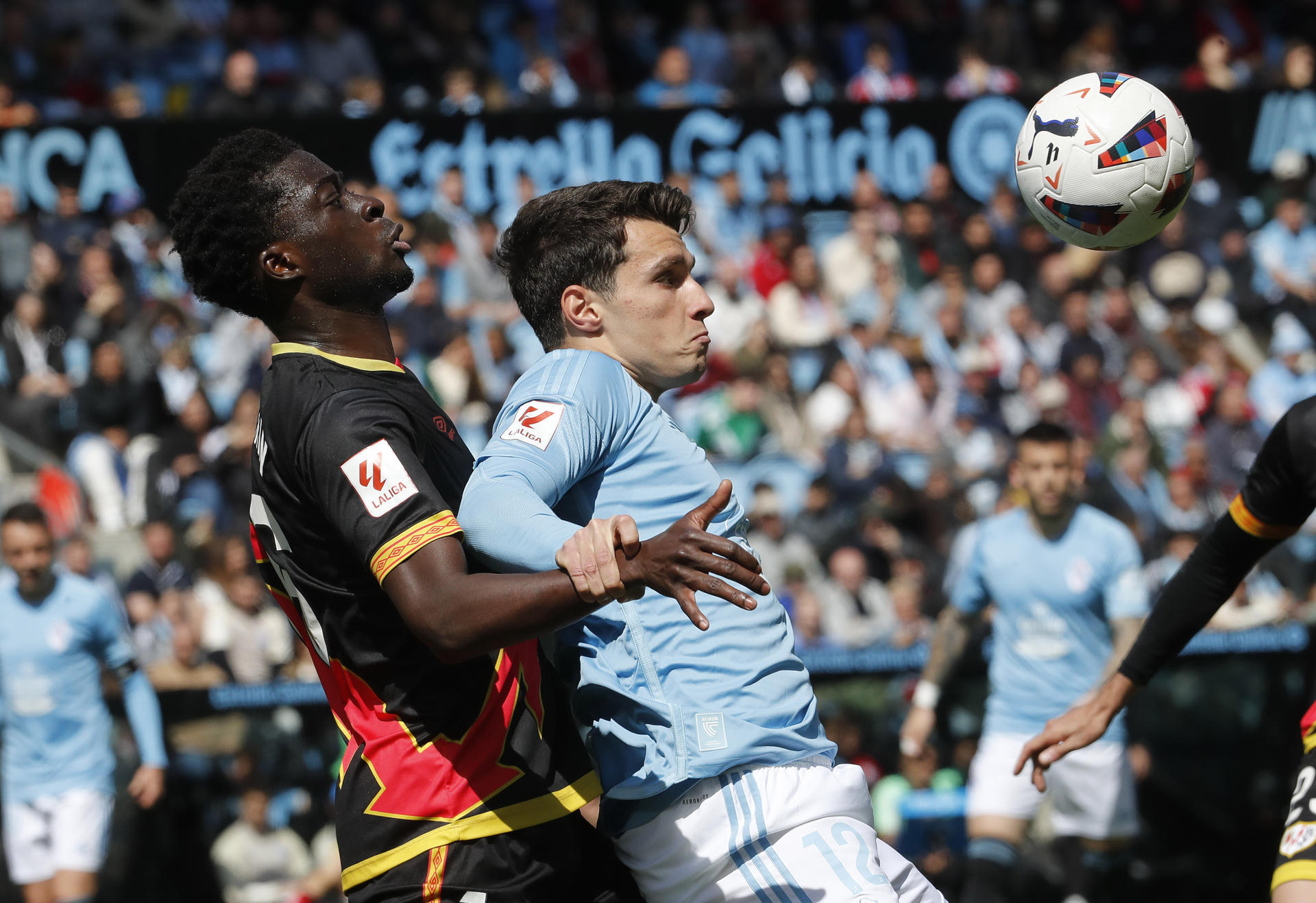 El jugador griego del Celta de Vigo Anastasios Douvikas (d) disputa un balón ante el jugador del Rayo Vallecano Abdul Mumin en el estadio Balaidos de Vigo en foto de archivo de Salvador Sas. EFE