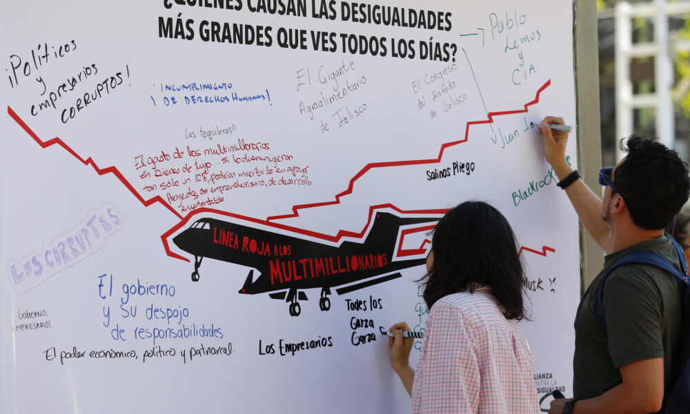 Integrantes de la Alianza Contra la Desigualdad México participan en la movilización 'Línea Roja a los Millonarios', este sábado en Guadalajara (México). EFE/ Francisco Guasco