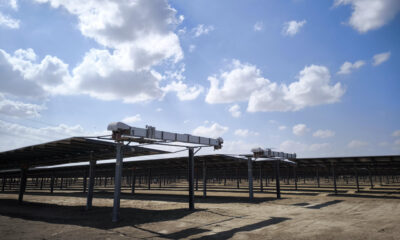 Imagen de la planta Al Dhafra Solar PV2, la considerada planta fotovoltaica más grande del mundo, situada al sur de Abu Dabi, con casi cuatro millones de paneles. A unos 30 kilómetros al sur de Abu Dabi, casi cuatro millones de paneles solares inundan una vasta zona desértica del país del golfo en la considerada la mayor planta fotovoltaica del mundo. Pese a los grandes retos a los que se enfrenta por las condiciones meteorológicas, el control, más allá del humano, es confiado a unos robots. EFE/Isaac J. Martín