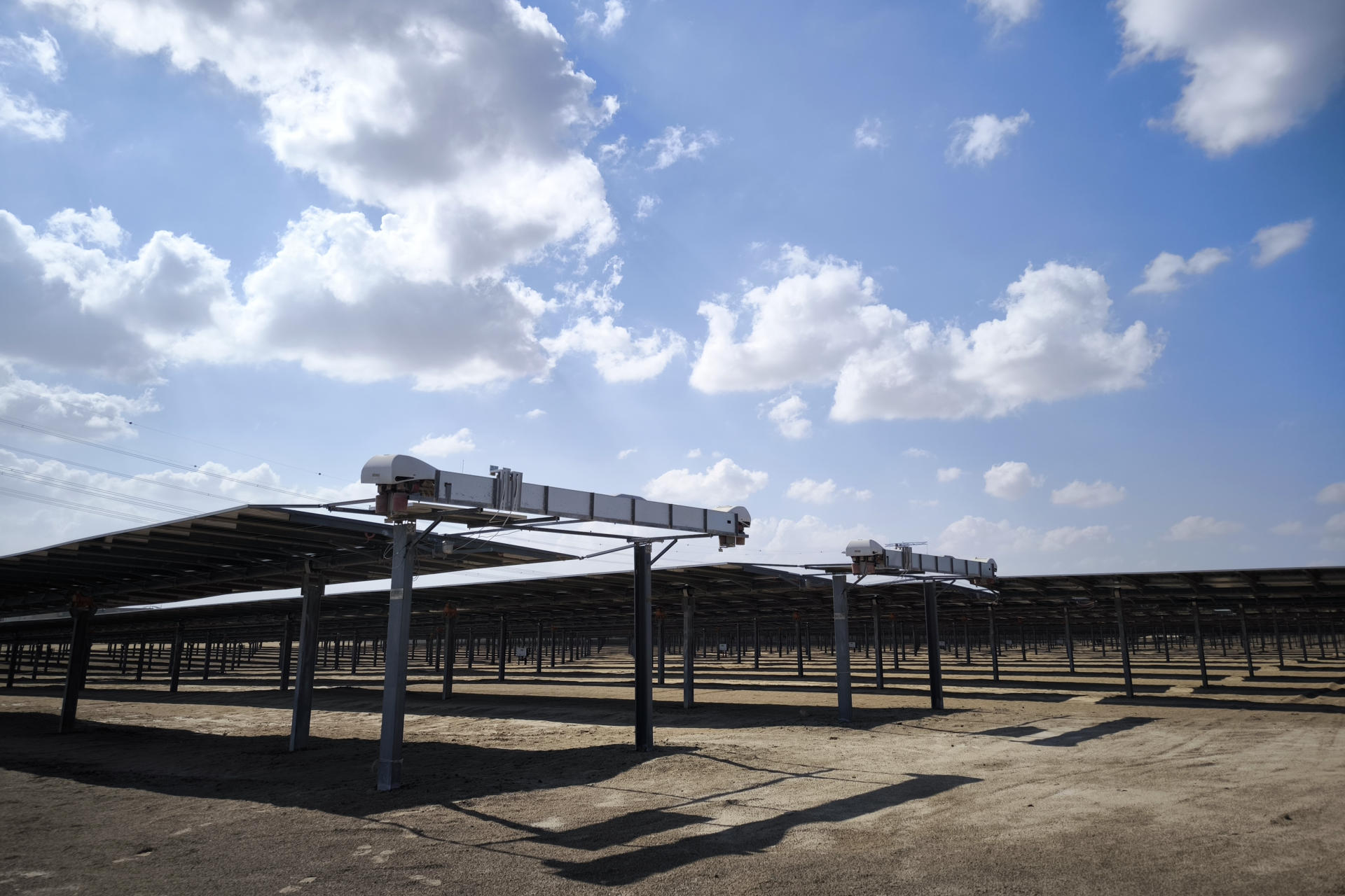 Imagen de la planta Al Dhafra Solar PV2, la considerada planta fotovoltaica más grande del mundo, situada al sur de Abu Dabi, con casi cuatro millones de paneles. A unos 30 kilómetros al sur de Abu Dabi, casi cuatro millones de paneles solares inundan una vasta zona desértica del país del golfo en la considerada la mayor planta fotovoltaica del mundo. Pese a los grandes retos a los que se enfrenta por las condiciones meteorológicas, el control, más allá del humano, es confiado a unos robots. EFE/Isaac J. Martín