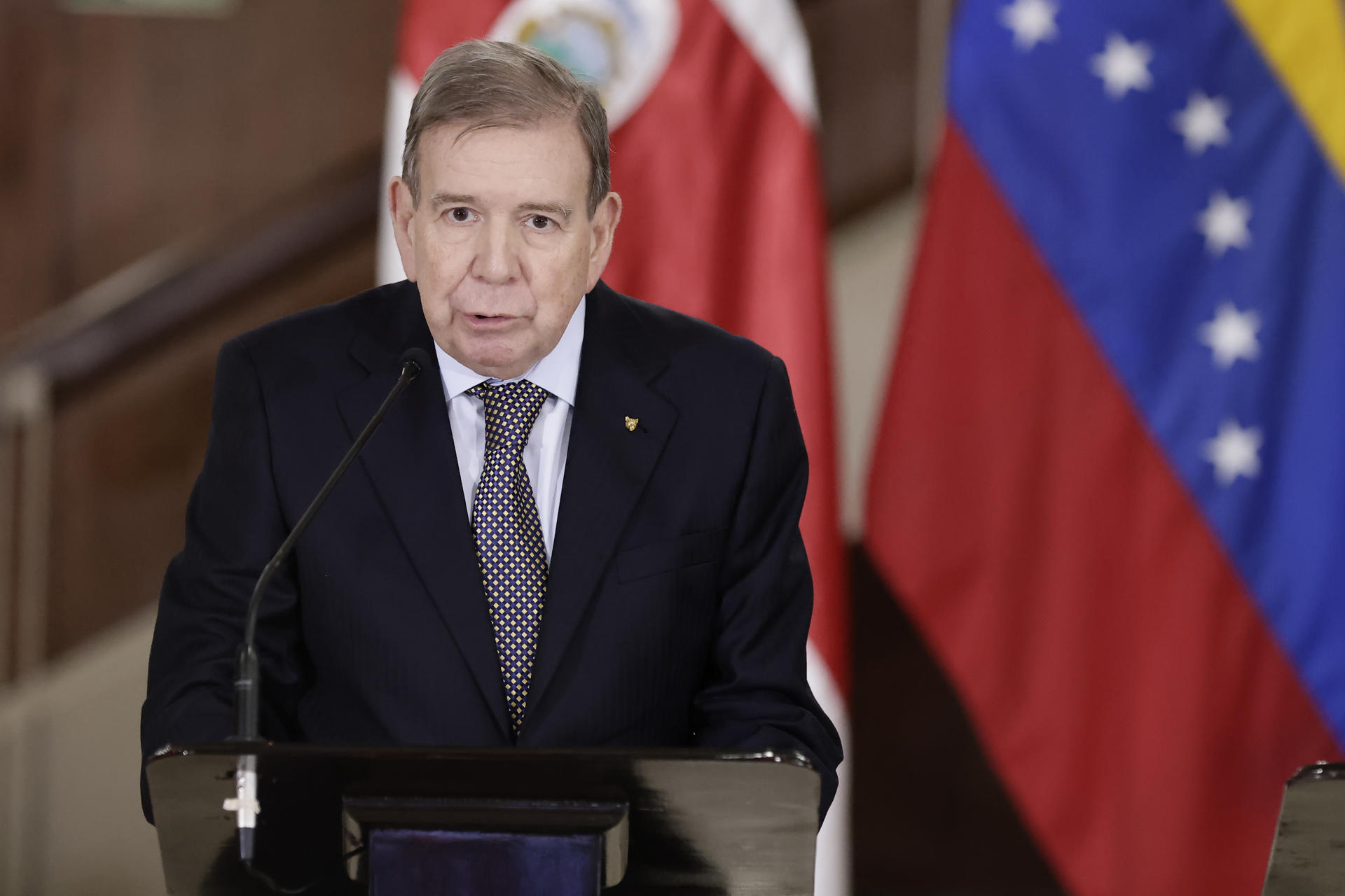 El líder opositor venezolano Edmundo González Urrutia habla durante una declaración conjunta con el presidente de Costa Rica, Rodrigo Chaves, este jueves, en la Casa Presidencial en San José (Costa Rica). EFE/ Jeffrey Arguedas