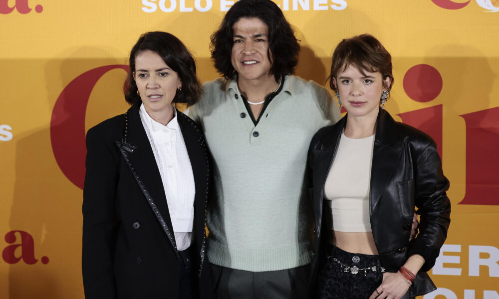 La directora Urzula Barba (i), y los actores Naian González (d) y Cristo Fernández (c) posan durante una rueda de prensa, este martes en Ciudad de México (México). EFE/José Méndez