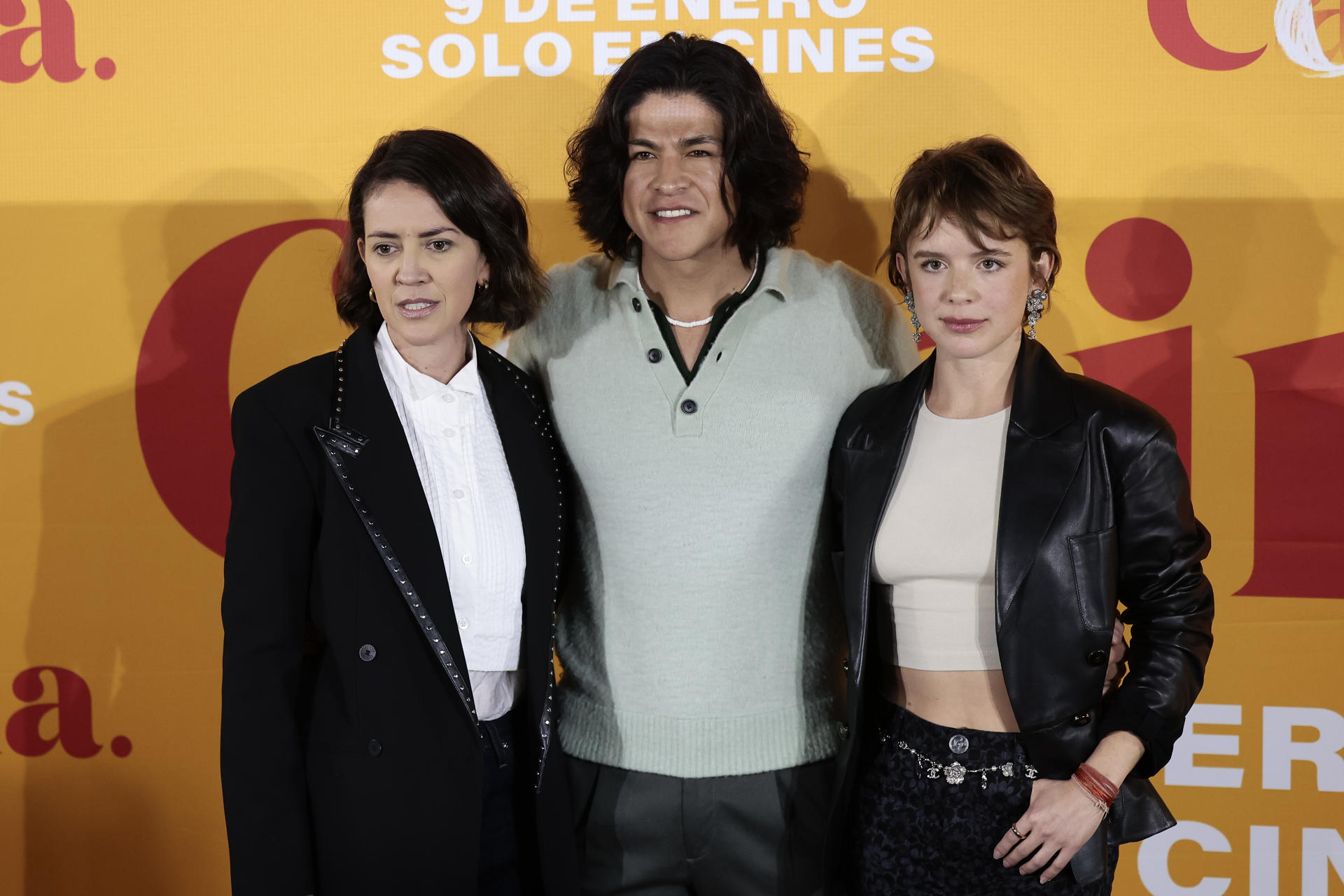 La directora Urzula Barba (i), y los actores Naian González (d) y Cristo Fernández (c) posan durante una rueda de prensa, este martes en Ciudad de México (México). EFE/José Méndez