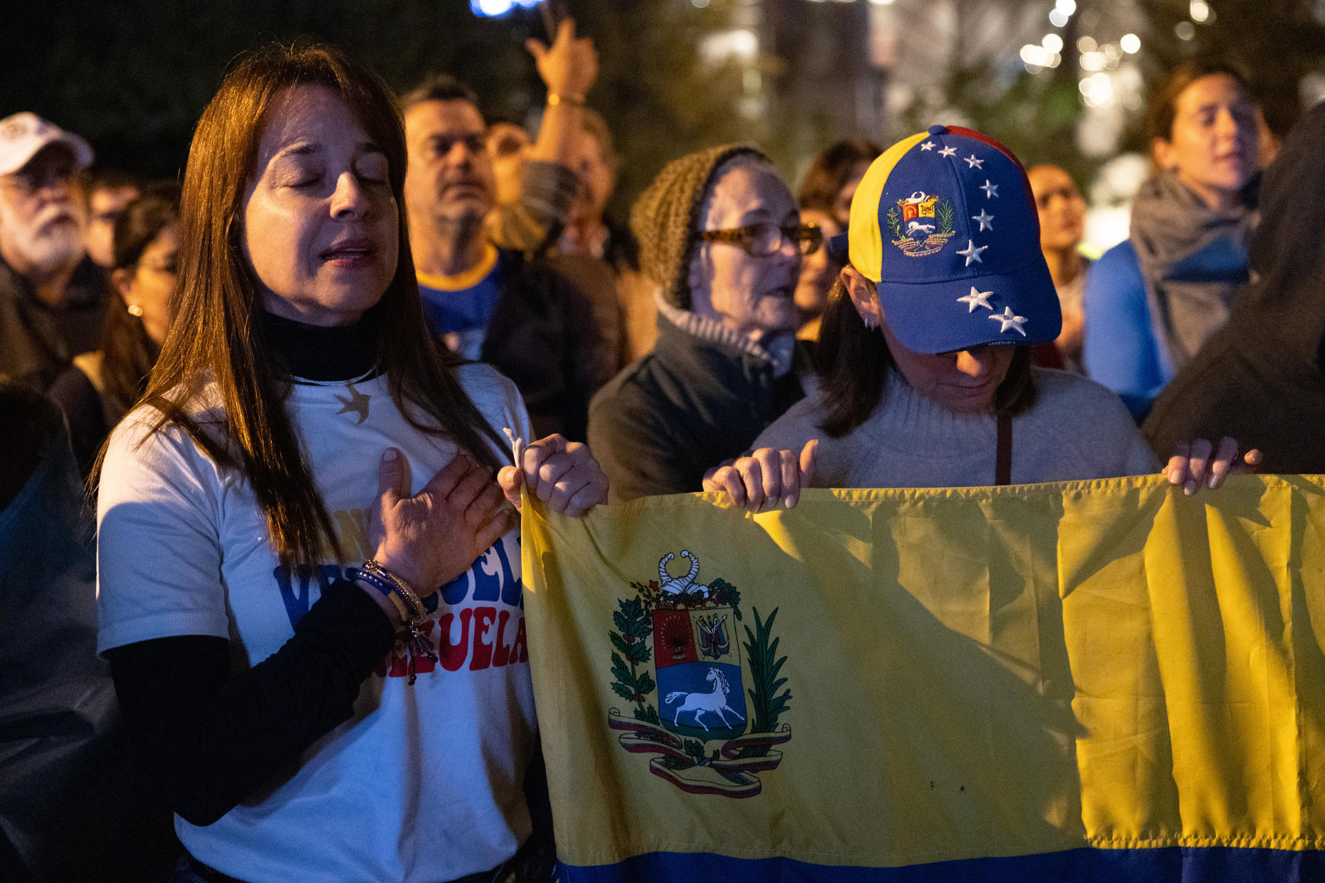 Venezolanos participan en una manifestación este jueves, en Ciudad de Guatemala (Guatemala). EFE/ David Toro