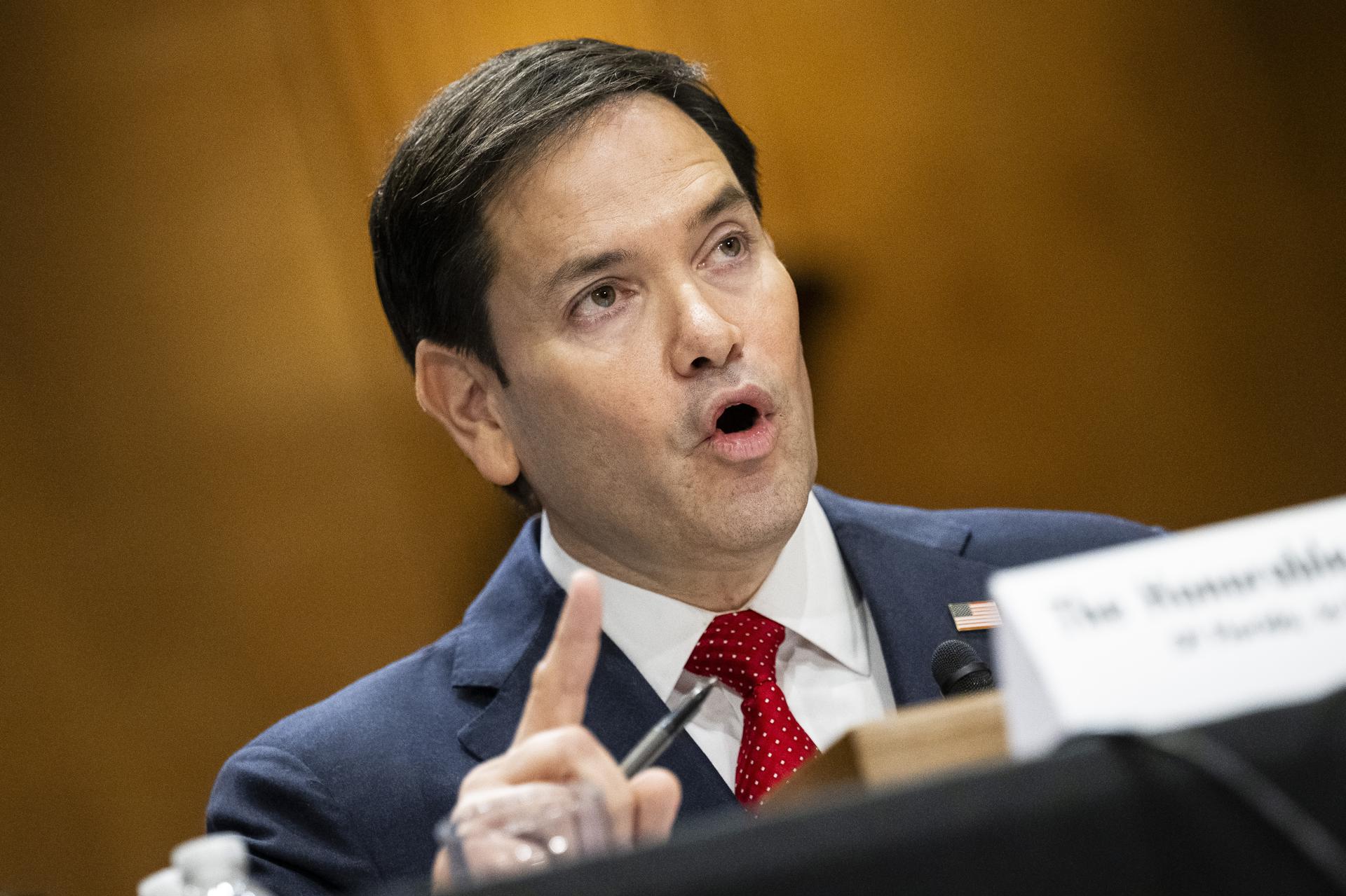 El senador republicano de Florida Marco Rubio, nominado por el presidente electo, Donald Trump, para secretario de Estado, testifica durante una audiencia de confirmación del Comité de Relaciones Exteriores del Senado, en el Capitolio de EE. UU. en Washington, D.C., Estados Unidos, el 15 de enero de 2025. EFE/EPA/Graeme Sloan