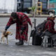 Migrantes permanecen al exterior de la casa INDI, Hogar y Comedor de los Pobres este viernes, en Monterrey Nuevo León (México). EFE/ Miguel Sierra