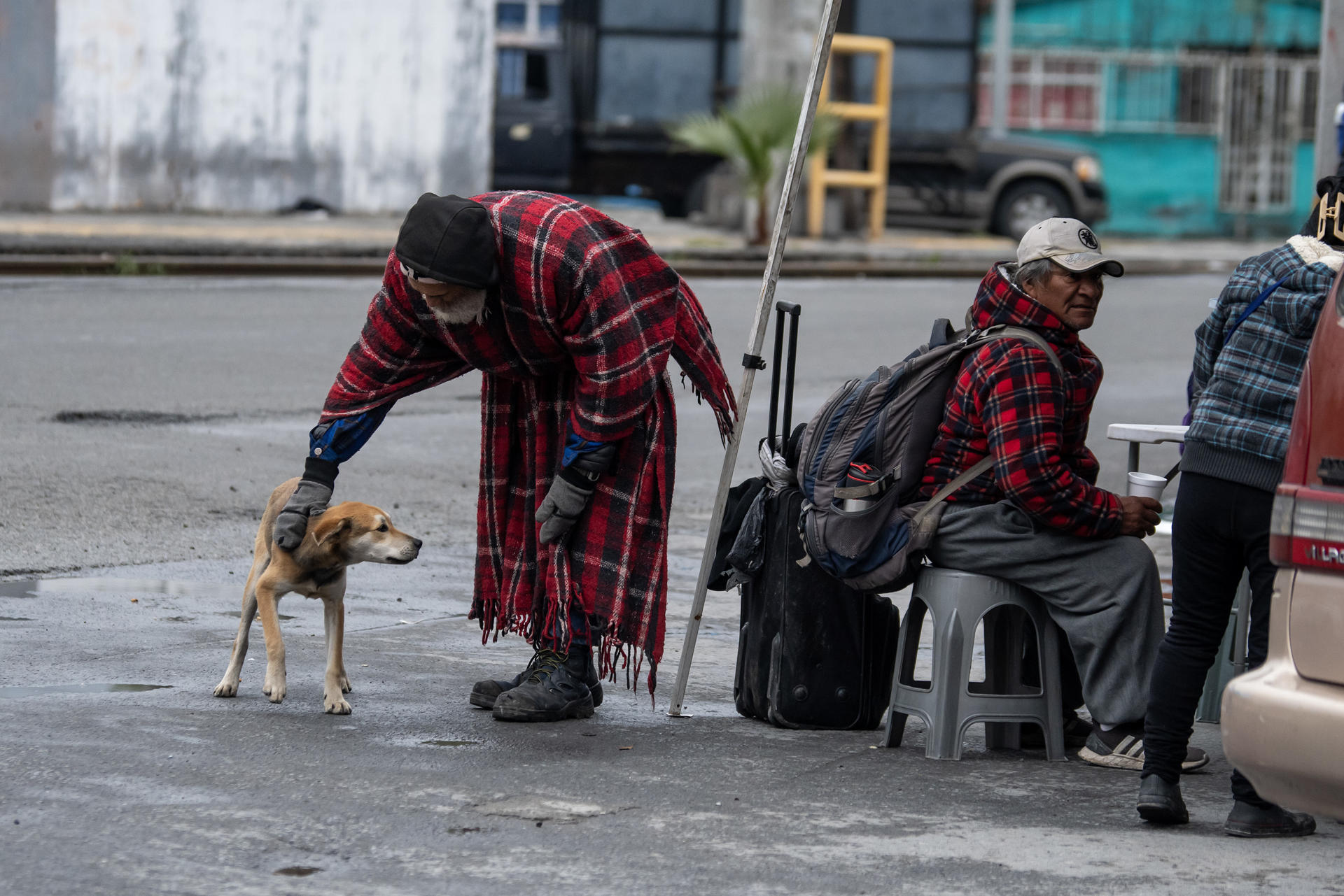 Migrantes permanecen al exterior de la casa INDI, Hogar y Comedor de los Pobres este viernes, en Monterrey Nuevo León (México). EFE/ Miguel Sierra