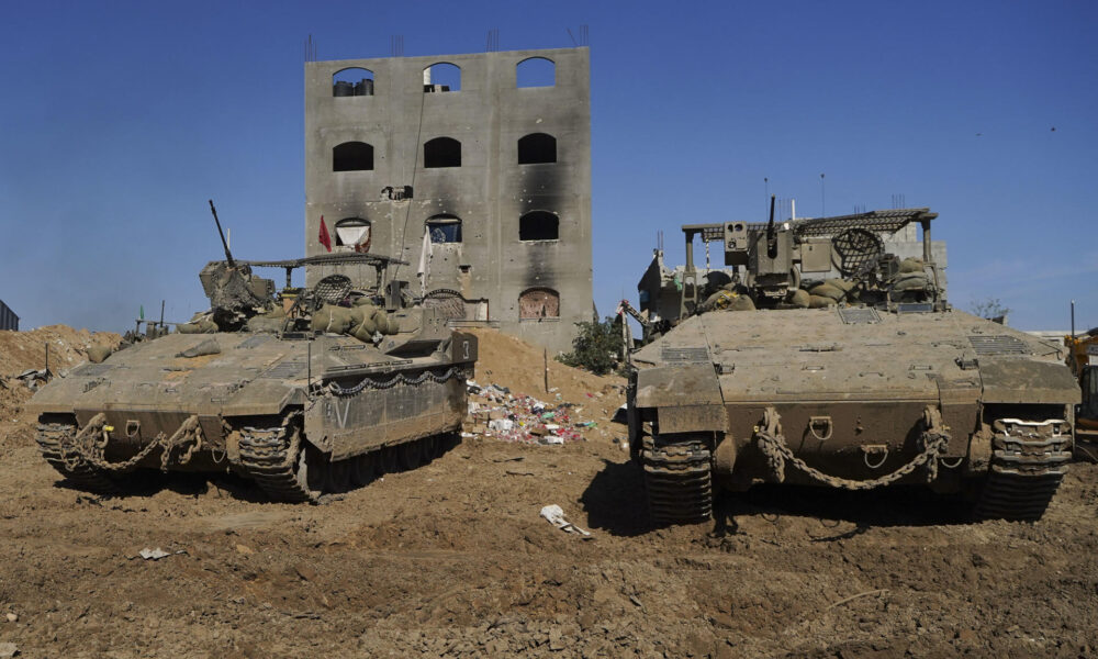 Edificios reducidos a escombros, fachadas agujereadas por el impacto de metralla de gran calibre y un océano de devastación es la imagen que persiste a lo largo de todo un recorrido por Yabalia, norte de la Franja de Gaza. EFE/Alejandro Ernesto