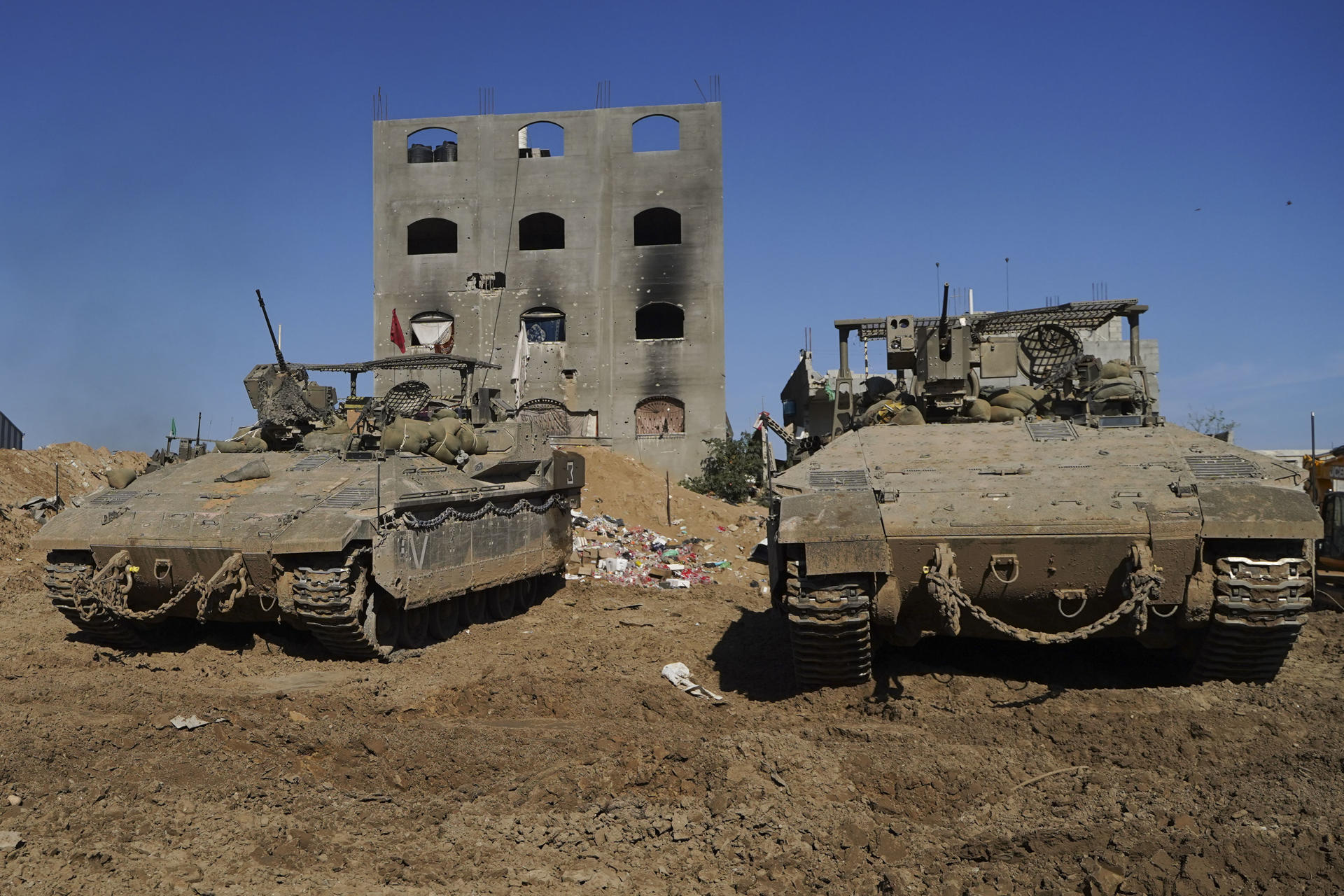 Edificios reducidos a escombros, fachadas agujereadas por el impacto de metralla de gran calibre y un océano de devastación es la imagen que persiste a lo largo de todo un recorrido por Yabalia, norte de la Franja de Gaza. EFE/Alejandro Ernesto