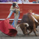 El torero colombiano José Arcila lidia al toro Indígena de 458 kg, de la ganadería Las Ventas del Espíritu Santo, al que le cortó una oreja este miércoles, durante una corrida correspondiente a la temporada taurina 70 de la Feria de Manizales, en la plaza de toros de Manizales (Colombia). EFE/ Jhon Jairo Bonilla