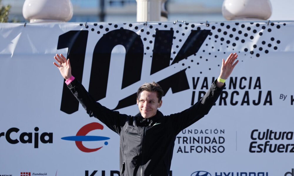 El atleta sueco Andreas Almgren celebra en el podio después de proclamarse vencedor la 17ª edición de la 10K Valencia Ibercaja by Kipruny; con un registro de 26:52 con el que ha pulverizado la plusmarca europea de la distancia del suizo Dominic Lobalu de 27:09 y que logró el pasado año. EFE/ Kai Försterling