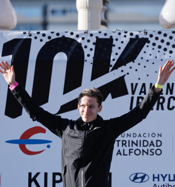 El atleta sueco Andreas Almgren celebra en el podio después de proclamarse vencedor la 17ª edición de la 10K Valencia Ibercaja by Kipruny; con un registro de 26:52 con el que ha pulverizado la plusmarca europea de la distancia del suizo Dominic Lobalu de 27:09 y que logró el pasado año. EFE/ Kai Försterling